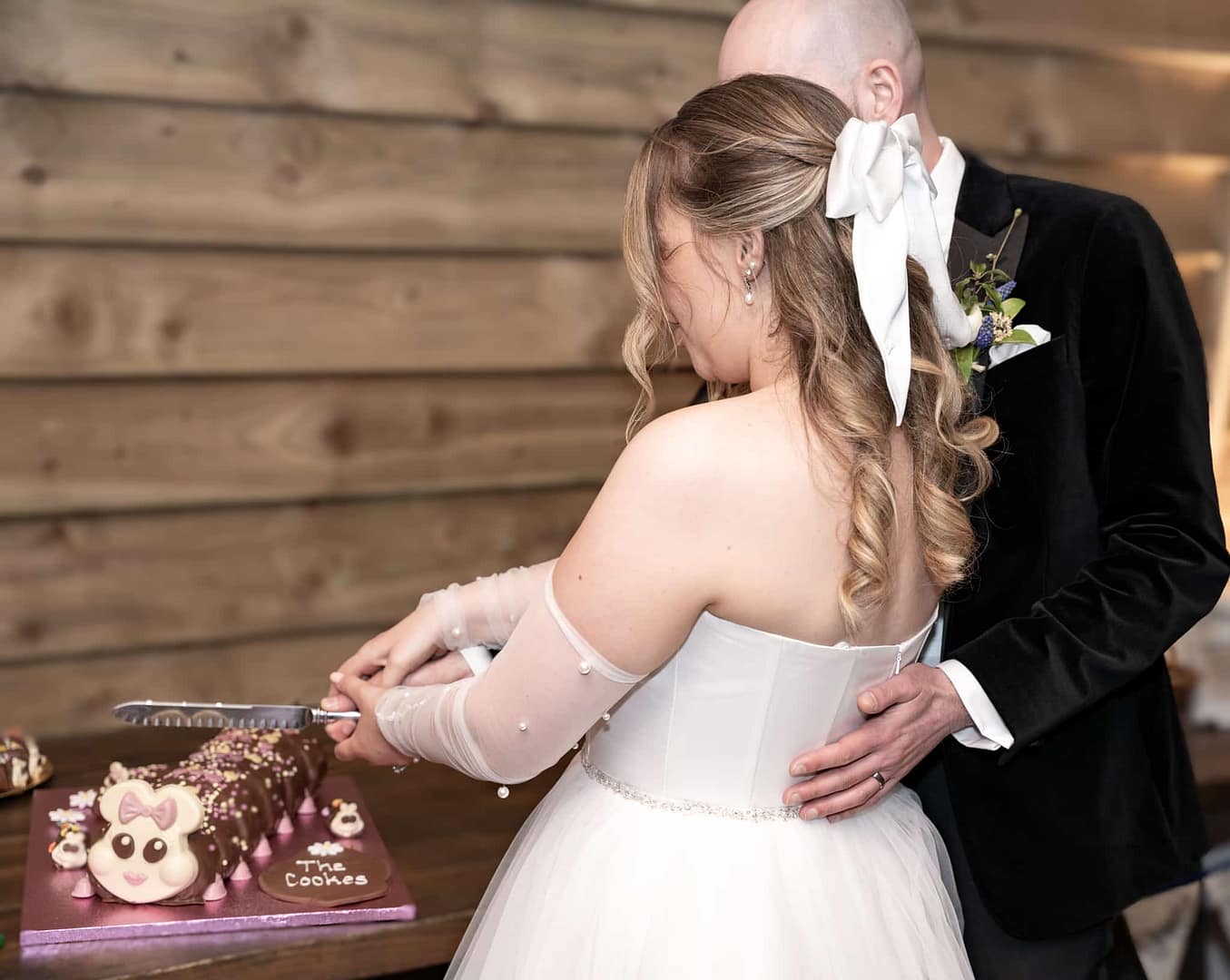 Bride and groom at sunset in Buckinghamshire countryside – Buckinghamshire wedding photographer