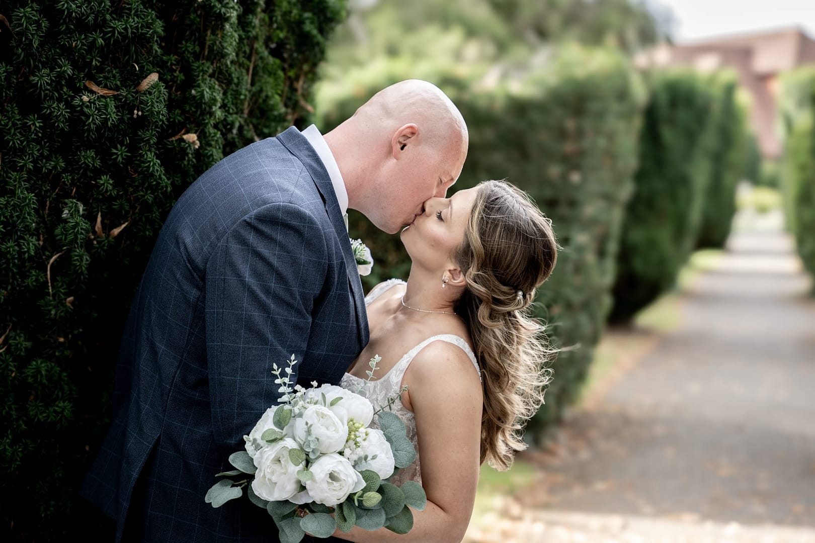 bride and groom kissing at beaconsfield registry office